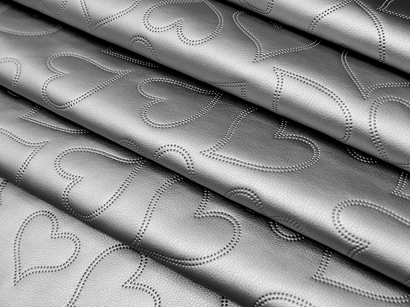 GESTEPPT KUNSTLEDER HERZEN SILBER 140 CM 1 LM