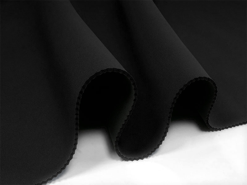 Neoprene black 580 135 cm mb